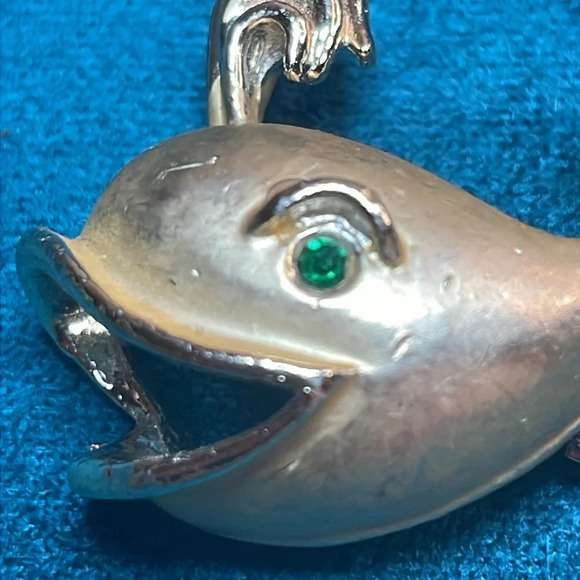 Vintage Goldtone Whale with green eye brooch pin - Picture 2 of 6